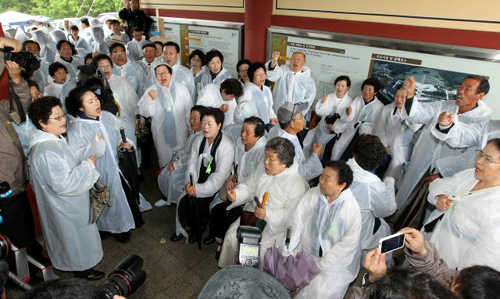 18일 오전 광주 북구 운정동 국립 5.18민주묘지에서 열린 제30주년 5.18 광주민주화운동 기념식에서 5.18 단체 회원들이 `임을 위한 행진곡'을 부르고 있다. 국가보훈처는 이날 `임을 위한 행진곡' 대신 `마른잎 다시 살아나'를 연주해 5.18 단체가 구묘역에서 따로 행사를 개최하는 등 논란이 됐다.