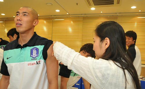 연세대 강남세브란스병원 내분비당뇨병센터팀이 지난 17일 파주 국가대표축구 트레이닝센터(NFC) 의무실을 찾아 축구국가대표 선수단에게 신종인플루엔자A(H1N1)에 대한 항체 생성률 검사를 기초로 예방접종을 실시, 차두리가 예방접종을 받고 있다.
