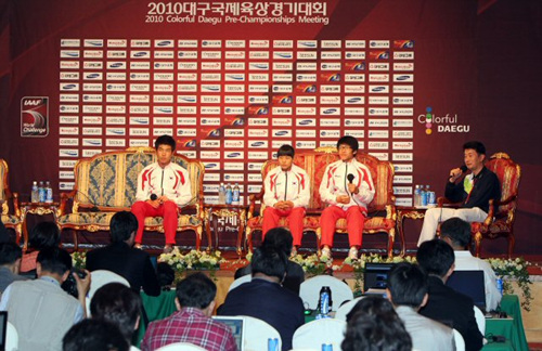 2010대구국제육상경기대회에 출전하는 한국 육상 대표팀 선수들이 18일 오후 대구 수성구 만촌동 호텔인터불고에서 기자회견을 하고 있다. 왼쪽부터 박봉고(구미시청), 이선애(대구체고), 김국영(안양시청) 선수. 대회는 19일 대구스타디움에서 열린다.