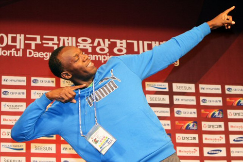 2010대구국제육상경기대회 100ｍ 종목에 출전하는 '인간 탄환' 우사인 볼트가 18일 오후 대구 수성구 만촌동 호텔인터불고에서 기자회견을 마치고 자신의 선더볼트 세리머니 동작을 선보이고 있다. 대회는 19일 대구스타디움에서 열린다.