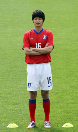 19일 오후 파주NFC(대표팀트레이닝센터)에서 열린 한국축구대표팀 포토데이 행사에서 기성용이 포즈를 취하고 있다.