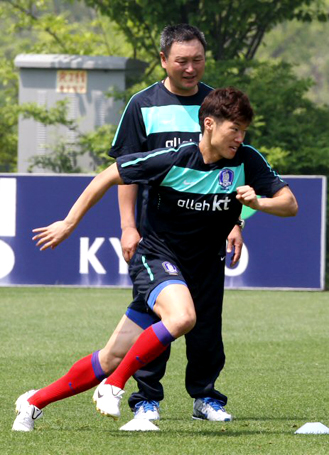 21일 오전 파주NFC(대표팀트레이닝센터)에서 열린 한국축구대표팀 훈련에서 허정무 감독이 박지성을 바라보고 있다.