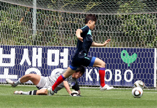 21일 오전 파주NFC(대표팀트레이닝센터)에서 열린 한국축구대표팀 훈련에서 박지성이 골키퍼를 제치고 슛을 쏘고 있다.