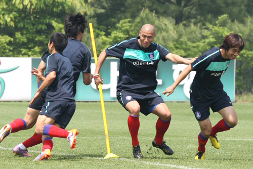 21일 오전 파주NFC(대표팀트레이닝센터)에서 열린 한국축구대표팀 훈련에서 박주영과 차두리가 힘차게 달려 폴대를 돌고 있다.