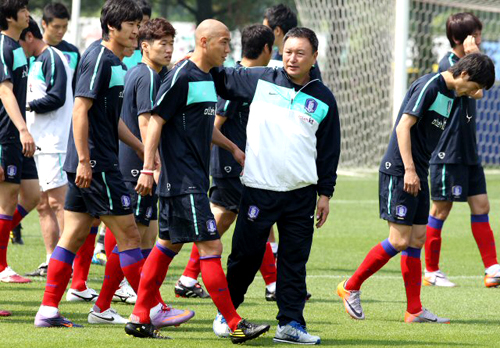 21일 오전 파주NFC(대표팀트레이닝센터)에서 열린 한국축구대표팀 훈련에서 허정무 감독이 차두리와 이야기를 나누고 있다.