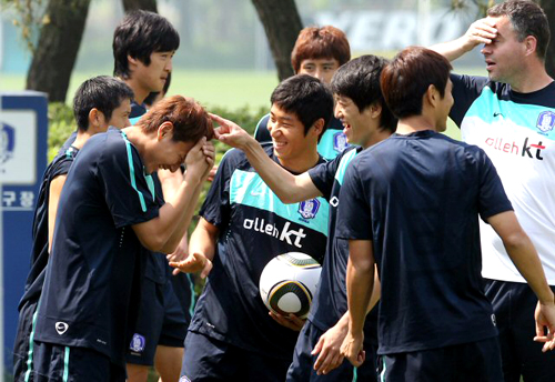 21일 오전 파주NFC(대표팀트레이닝센터)에서 열린 한국축구대표팀 훈련에서 이근호와 이청용이 게임을 한 뒤 이승렬의 이마를 때리고 있다.