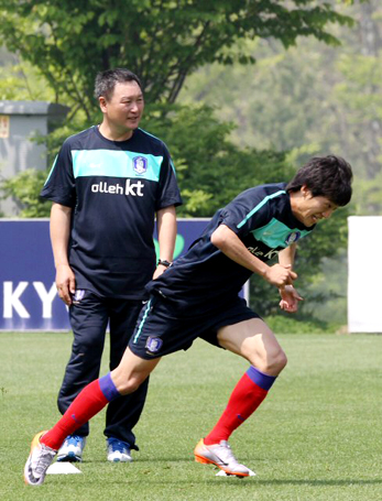 21일 오전 파주NFC(대표팀트레이닝센터)에서 열린 한국축구대표팀 훈련에서 허정무 감독이 몸을 푸는 이청용을 바라보고 있다.