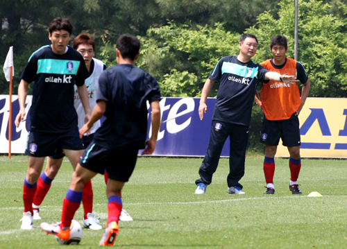 21일 오전 파주NFC(대표팀트레이닝센터)에서 열린 한국축구대표팀 훈련에서 허정무 감독이 이근호에게 지시를 하고 있다.