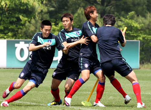 21일 오전 파주NFC(대표팀트레이닝센터)에서 열린 한국축구대표팀 훈련에서 김정우, 오범석, 이승렬, 기성용이 몸을 풀며 몸싸움을 벌이고 있다.