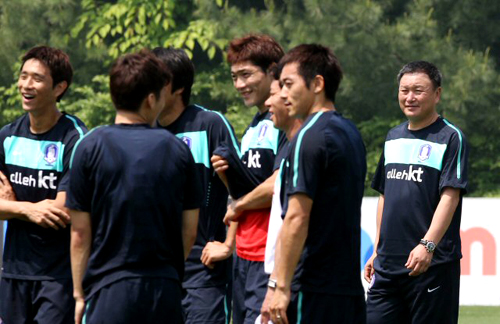 21일 오전 파주NFC(대표팀트레이닝센터)에서 열린 한국축구대표팀 훈련에서 허정무 감독이 선수들을 바라보고 있다.