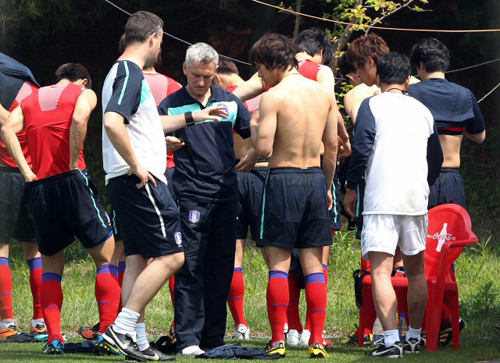 21일 오전 파주NFC(대표팀트레이닝센터)에서 열린 한국축구대표팀 훈련에서 박주영이 체력 측정 무선 시스템을 몸에 착용하고 있다.