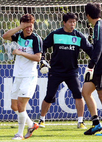 한국축구대표팀 박지성이 20일 파주 NFC(대표팀트레이닝센터)에서 헤딩슛을 실패한 뒤 머리를 만지고 있다.