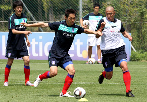 21일 오전 파주NFC(대표팀트레이닝센터)에서 열린 한국축구대표팀 훈련에서 김남일과 차두리가 볼다툼을 벌이고 있다.