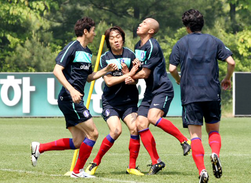 21일 오전 파주NFC(대표팀트레이닝센터)에서 열린 한국축구대표팀 훈련에서 박주영과 차두리가 몸을 풀며 몸싸움을 벌이고 있다.