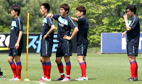 21일 오전 파주NFC(대표팀트레이닝센터)에서 열린 한국축구대표팀 훈련에서 이청용, 김정우, 김동진, 박지성, 안정환이 허감독의 지시를 듣고 있다.