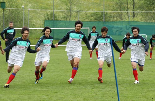 29일(한국시간) 새벽 오스트리아 노이슈티프트 캄플 훈련구장에서 열린 2010 남아프리카공화국월드컵 본선 대비 대한민국 축구대표팀 훈련 중 선수들이 두팀으로 나눠 손을 잡고 단체달리기 경기를 하고 있다.
