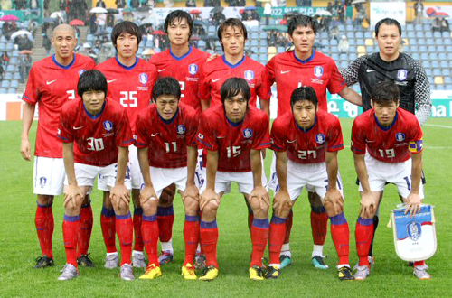 30일 오스트리아 쿠프슈타인 경기장에서 열린 한국-벨라루스 평가전에 앞서 축구 국가대표팀 선수들이 취재진을 향해 포즈를 취하고 있다.