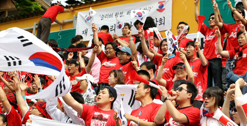 30일 오스트리아 쿠프슈타인 경기장에서 열릴 한국-벨라루스와 평가전을 앞두고 한국 응원단이 응원연습을 하고 있다.