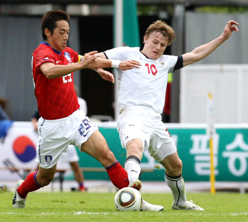 30일 오스트리아 쿠프슈타인 경기장에서 열릴 한국-벨라루스와 평가전에서 김남일이 상대 선수와 볼을 다투고 있다.