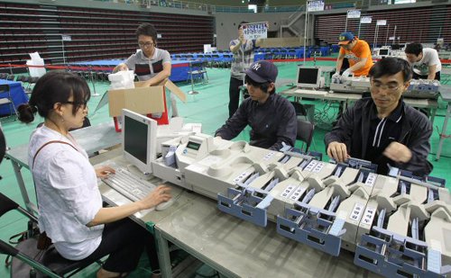 인천시 부평구선관위 관계자들이 6.2지방선거를 이틀앞둔 31일 오후 인천시 부평구 삼산월드체육관에서 부평선관위 개표소를 설치하고 있다.