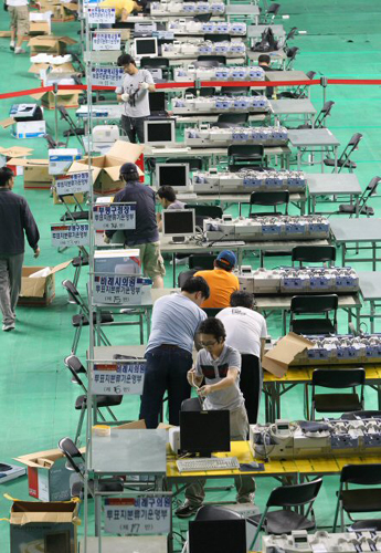 인천시 부평구선관위 관계자들이 6.2지방선거를 이틀앞둔 31일 오후 인천시 부평구 삼산월드체육관에서 부평선관위 개표소를 설치하고 있다.