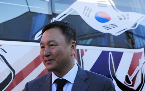 5일(현지시간) 남아프리카공화국(이하 남아공) 요하네스버그 OR 탐보 국제공항에 도착한 대한민국 축구 대표팀 허정무 감독이 미소를 짓고 있다.