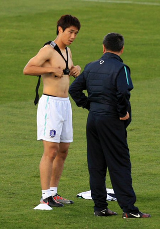 5일 오후(한국시간) 남아프리카공화국 월드컵 캠프인 루스텐버그에 도착한 태극전사들이 훈련장인 올림피아파크구장에서 첫 훈련을 시작한 가운데 허정무 감독이 오범석과 얘기를 나누고 있다.