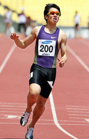 7일 대구스타디움에서 열린 제64회 전국육상경기선수권대회 남자 100m 준결승에서 김국영(안양시청)이 10초23의 기록으로 한국신기록을 세운 뒤 신발을 갈아신고 있다. 김국영은 예선에서 10초31을 기록해 79년 서말구가 세운 한국신기록(10초34)을 31년만에 갈아치운데 이어 준결승에서 다시 0.08초를 더 단축했다.