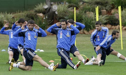 10일(한국시간) 남아프리카공화국(이하 남아공) 더반에서 그리스 축구 대표팀 선수들이 2010 남아공월드컵 본선 B조 첫 경기 대한민국전에 대비한 훈련을 하고 있다.