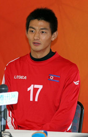 11일(한국시간) 남아프리카공화국 요하네스버그 템비사의 마쿨롱 스타디움에서 열린 북한대표팀 훈련에서 안영학이 인터뷰를 하고 있다.