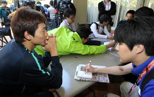 아르헨티나와의 2차전을 앞두고 있는 태극전사들이 14일 오후 대표팀 숙소인 헌터스레스트호텔에서 집단 인터뷰를 한 가운데 김형일이 기자들의 질문에 답하고 있다.
