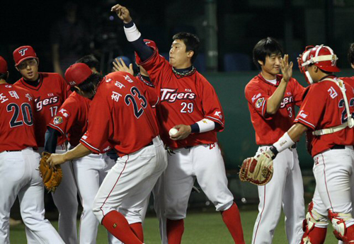 16일 대전 한밭야구장에서 열린 프로야구 한화와 KIA의 경기에서 승리한 KIA 선수들이 기뻐하고 있다.