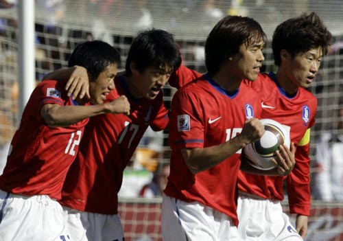 17일(한국시간) 남아프리카공화국(이하 남아공) 요하네스버그 사커시티 스타디움에서 열린 2010 남아공월드컵 조별예선 B조 대한민국-아르헨티나 경기, 한국 이청용(왼쪽 두번째)이 만회골을 넣은 후 팀 동료 이영표(왼쪽), 박주영, 박지성(오른쪽)과 함께 기뻐하고 있다.