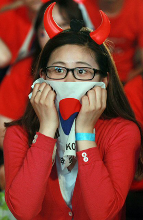 2010 남아공월드컵 한국과 아르헨티나의 경기가 열린 17일 오후 서울광장에서 응원을 하던 시민들이 한국이 실점하자 실망한 기색을 나타내고 있다.