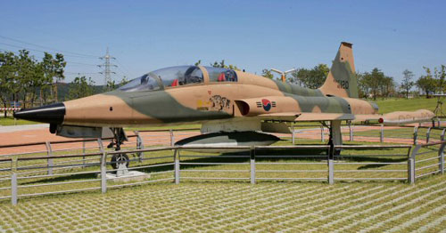18일 오전 10시33분께 강원도 강릉의 제18전투비행단 소속 F-5F(제공호) 전투기 1대가 기지로 복귀 중 동해상에 추락했다. 공군에 따르면 F-5F 전투기는 이날 오전 9시43분 강릉기지를 이륙해 태백 필승사격장에서 공대지사격 임무를 수행하고 나서 기지로 귀환하다가 기지에서 1.8㎞가량 떨어진 동해상에 추락했다. 사진은 이날 추락한 전투기와 같은 기종의 F-5F 전투기.
