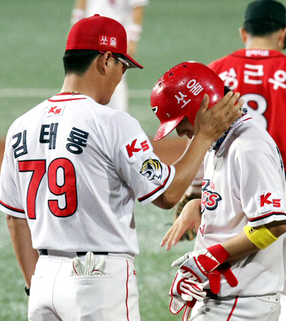 30일 광주 무등경기장에서 열린 2010 프로야구 기아 타이거즈와 SK 와이번즈의 경기에서 7회말 1사 만루 기아 2번 김선빈이 1타점 1루타를 때려내자 1루 주루코치가 격려하고 있다.