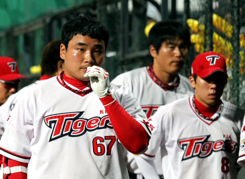 30일 광주 무등경기장에서 열린 2010 프로야구 기아 타이거즈와 SK 와이번즈의 경기에서 8회말 3점을 허용해 동점이 되자 기아 선수들이 심각한 표정을 짓고 있다. 5-5 동점.