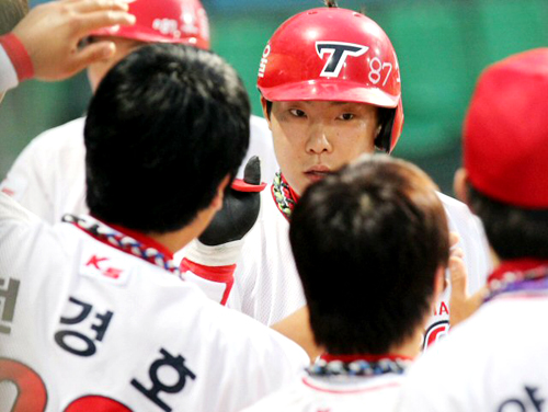 30일 광주 무등경기장에서 열린 2010 프로야구 기아 타이거즈와 SK 와이번즈의 경기에서 4회말 1루 기아 4번 나지완이 2점 역점 홈런을 때려내고 기뻐하고 있다. 기아 3-2 리드.