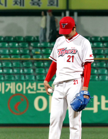 30일 광주 무등경기장에서 열린 2010 프로야구 기아 타이거즈와 SK 와이번즈의 경기에서 11회초 2사 만루 기아 투수 손영민이 SK 8번 조동화에게 3실점을 허용하고 고개를 들지 못하고 있다. SK 9-5 리드.