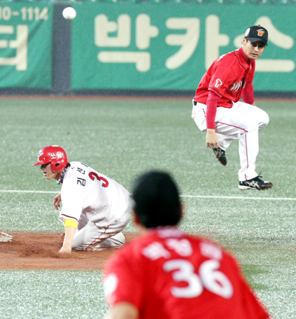 30일 광주 무등경기장에서 열린 2010 프로야구 기아 타이거즈와 SK 와이번즈의 경기에서 7회말 1사 만루 기아 3번 안치홍의 병살타로 1루주자 김선빈이 2루에서 아웃되고 있다.
