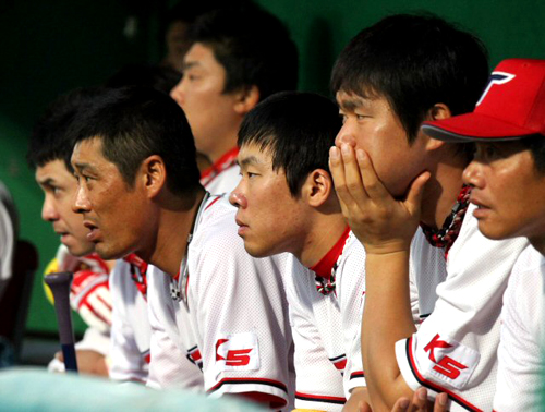 30일 광주 무등경기장에서 열린 2010 프로야구 기아 타이거즈와 SK 와이번즈의 경기에서 10연패에 빠진 기아 덕아웃의 분위기가 무겁다. 이 날 기아는 5대 10으로 SK에 패해 11연패 수렁에 빠졌다.