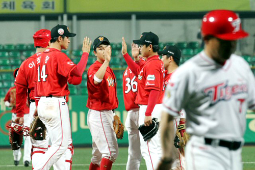 30일 광주 무등경기장에서 열린 2010 프로야구 기아 타이거즈와 SK 와이번즈의 경기에서 연장전 끝에 10-5로 승리한 SK 선수들이 하이파이브를 하고 있다.
