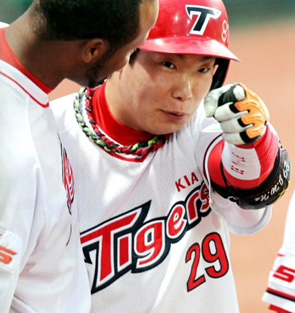 30일 광주 무등경기장에서 열린 2010 프로야구 기아 타이거즈와 SK 와이번즈의 경기에서 4회말 1루 기아 4번 나지완이 2점 역점 홈런을 때려내고 기뻐하고 있다. 기아 3-2 리드.