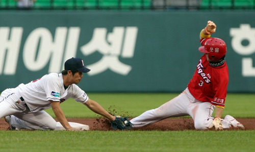 6일 오후 서울 잠실야구장에서 열린 2010 프로야구 두산 대 KIA 경기. 1회초 1사 1루 KIA 김원섭 볼넷 때 1루주자 김선빈이 2루로 쇄도하고 있다. 두산 2루수는 오재원.