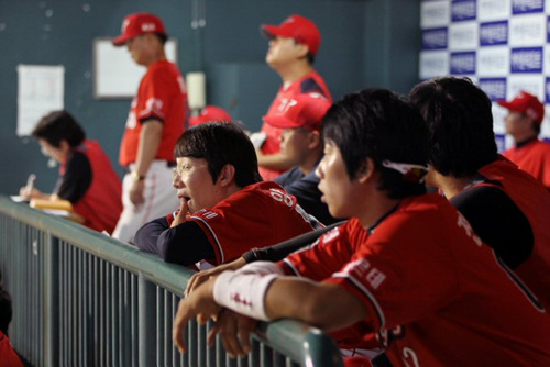 6일 오후 서울 잠실야구장에서 열린 2010 프로야구 두산 대 KIA 경기. KIA 조범현 감독을 비롯한 선수들이 8회말 1-7로 두산에 끌려가 15연패 위기에 가까워오자 침통한 표정을 하고 있다.
