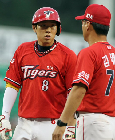 6일 오후 서울 잠실야구장에서 열린 2010 프로야구 두산 대 KIA 경기. KIA 안치홍이 4회초 1사 3루 상황에서 1타점을 올리는 좌익수 희생플라이를 때린 뒤 김태룡 코치와 이야기를 나누고 있다.