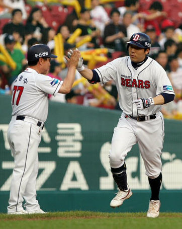 6일 오후 서울 잠실야구장에서 열린 2010 프로야구 두산 대 KIA 경기. 1회말 무사 1,2루 상황에서 우중간 담장을 넘는 3점짜리 홈런포를 날린 두산 김현수가 김광수 코치와 하이파이브를 하고 있다.
