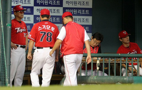 6일 오후 서울 잠실야구장에서 열린 2010 프로야구 두산 대 KIA 경기. KIA 조범현 감독을 비롯한 코칭 스태프들이 침통한 표정으로 경기를 지켜보고 있다.