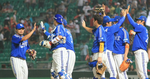 6일 인천 문학구장에서 SK를 4-0으로 꺽고 11연승을 기록한 삼성 선수들이 경기가 끝나고 손을 마주치며 기뻐하고 있다.