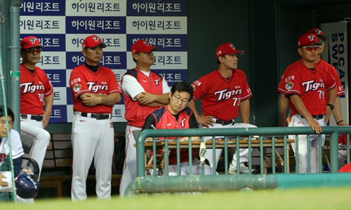 6일 오후 서울 잠실야구장에서 열린 2010 프로야구 두산 대 KIA 경기. KIA 조범현 감독을 비롯한 코칭 스태프들이 4회말 무사 1루 상황에서 두산 유재웅에게 2점 홈런을 허용해 1-5로 끌려가자 침울한 표정을 하고 있다.